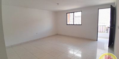 Código: 8479. 3° Piso en edificación de 4 pisos. Acceso al inmueble: Directo a la vía y escalas. Alcobas con puertas y baño cabinado en acrílico, cocina en proceso de remodelación,  inmueble con buena iluminación. Inmueble disponible para venta código: 2562. Contrato de arrendamiento mínimo a 1 año.