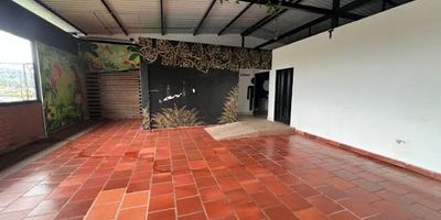 Arrienda el espacio perfecto para tu negocio o vivienda en la Vía Armenia Vereda El Manzano. Ponemos a tu disposición un amplio local comercial de 200m2, ubicado estratégicamente a borde de carretera, ideal para atraer clientes gracias a su excelente vitrina y alta visibilidad. Perfecto para restaurantes, cafeterías, mueblerías con amplitud y buena ubicación. Características. Cocina totalmente funcional. Baños separados. Oficina. Excelente y fácil acceso y muy buena afluencia vehicular. Además, en la parte posterior se encuentra una casa independiente de 120m2, ideal para vivienda o como parte complementaria del negocio. Características 3 acogedoras alcobas. Sala comedor amplia.Cocina. Jardines y prado. Hermosa vista natural.  Opciones de arriendo. Se renta todo el conjunto o por separado. Canon del local $4.500.000. Canon de la casa $1.800.000 ¡Un lugar perfecto para vivir, emprender o expandir tu negocio!