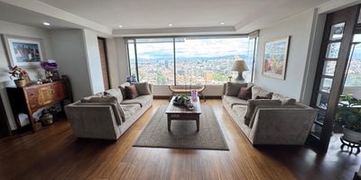 Codigo 19522. Descubra el privilegio de vivir en una de las zonas más exclusivas de Bogotá. Este espectacular apartamento de 350 m² en Chicó Alto redefine el lujo con espacios amplios, vistas panorámicas y absoluta privacidad. Cuenta con cinco habitaciones, cada una con baño en suite, además de siete baños en total con acabados de alta gama. Su gran zona social, iluminada por ventanales de piso a techo, integra una sala principal en dos ambientes, sala de estar independiente y un comedor formal para más de 12 comensales, acompañado de un balcón privado perfecto para eventos o disfrutar el atardecer. La cocina integral, amplia y funcional, incluye comedor auxiliar; el ascensor privado ofrece acceso directo al apartamento, y se complementa con zona de lavandería, baño social y cuarto y baño de servicio. Dispone de tres parqueaderos y depósito.El edificio ofrece piscina climatizada, gimnasio totalmente equipado, elegante salón comunal, zona infantil y parqueaderos para visitantes. Una propiedad ideal para familias y ejecutivos que buscan elegancia, confort y ubicación privilegiada, rodeados de restaurantes gourmet, boutiques exclusivas y excelentes vías de acceso.Contáctenos para agendar una visita privada y descubrir un hogar verdaderamente único.