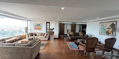 Codigo 19523. Descubra el privilegio de vivir en una de las zonas más exclusivas de Bogotá. Este espectacular apartamento de 350 m² en Chicó Alto redefine el lujo con espacios amplios, vistas panorámicas y absoluta privacidad. Cuenta con cinco habitaciones, cada una con baño en suite, además de siete baños en total con acabados de alta gama. Su gran zona social, iluminada por ventanales de piso a techo, integra una sala principal en dos ambientes, sala de estar independiente y un comedor formal para más de 12 comensales, acompañado de un balcón privado perfecto para eventos o disfrutar el atardecer. La cocina integral, amplia y funcional, incluye comedor auxiliar; el ascensor privado ofrece acceso directo al apartamento, y se complementa con zona de lavandería, baño social y cuarto y baño de servicio. Dispone de tres parqueaderos y depósito.El edificio ofrece piscina climatizada, gimnasio totalmente equipado, elegante salón comunal, zona infantil y parqueaderos para visitantes. Una propiedad ideal para familias y ejecutivos que buscan elegancia, confort y ubicación privilegiada, rodeados de restaurantes gourmet, boutiques exclusivas y excelentes vías de acceso.Contáctenos para agendar una visita privada y descubrir un hogar verdaderamente único.