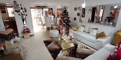 *Casa en Venta en San Joaquín, Cali*

Ubicada en el exclusivo barrio de San Joaquín, al sur de Cali, esta hermosa casa de dos pisos ofrece una excelente oportunidad de inversión.

*Características:*

- _Área de lote_: 151 m²
- _Área construida_: 205 m²
- _Habitaciones_: 3
- _Baños_: 3
- _Parqueadero_: Interno para un carro grande
- _Sala-comedor_: Doble sala de estar o de televisión
- _Patio_: Con zona de aseo
- _Alcoba de servicio_: Con baño
- _Cocina_: Integral
- _Baño social_: En el primer piso

*Ubicación estratégica:*

- Cerca de Jardín Plaza y la Clínica Valle de Lili
- Fácil acceso a avenidas principales
- Barrio residencial y tranquilo

*Precio:*

- $595 millones, negociables
- Lista para escriturar

Esta casa es una excelente opción para familias que buscan comodidad, amplitud y ubicación estratégica en un barrio residencial y tranquilo