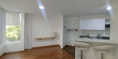 Apartaestudio en venta en Pinares en unidad cerrada cerca a supermercados de cadena, rutas de transporte público y servicios complementarios de la zona. Cuenta con salacomedor, pisos en madera, una habitación con closet, dos baños, cocina integral en mesón de acero, estufa, calentador a gas y zona de ropas. La unidad posee de un parqueadero cubierto con cuarto útil, ascensor, circuito cerrado de tv, vigilancia y portería las 24 horas. Inmueble sujeto a verificación de disponibilidad