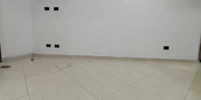 Arriendo local sector guáimaro Municipio Envigado cuenta con
Puerta persiana, 1 alcoba, 1 baño, cocina semi-integral, red de gas, piso ceramica, estrato 3, área 30 metros. 
Código 23254
 Reserva tu cita te esperamos
