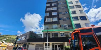 APARTAMENTO EN VENTA – EDIFICIO TORRE SAN JORGE, BARRIO Pandiaco

ÁREA CONSTRUIDA: cincuenta y seis punto cuarenta y tres metros cuadrados
VALOR DE VENTA: doscientos ochenta y cinco millones de pesos

Ideal para vivir o invertir, ubicado en el corazón de la zona universitaria, cerca de instituciones educativas, comercio y transporte. Una excelente opción para estudiantes, familias o renta asegurada.

CARACTERÍSTICAS
Dos habitaciones
Dos baños
Sala
Comedor
Cocina integral
Zona de lavado interna
Parqueadero cubierto
Depósito

EXTRAS DEL EDIFICIO
Vigilancia veinticuatro horas
Ascensor doble
Salón comunal
Terraza con zona de barbacoa
Planta eléctrica
Zona de gimnasio
Zonas comunes privadas y compartidas