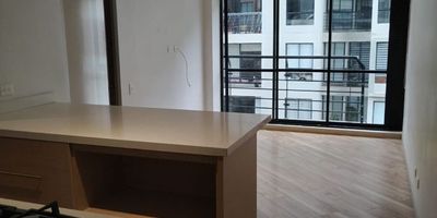 Hermoso apartamento de una alcoba para la venta o alquiler en excelente ubicación, Belmira, cerca a la Avenida Novena con 145. Espacios independientes: Alcoba con baño y vestier amplio; cocina integral abierta, zona de lavandería independiente; sala comedor, baño de visitas. Muros de baños y zona de ropas totalmente enchapados. Excelente iluminación, Pisos laminados; áreas con muy buenos acabados. Puerta y llave de seguridad. Cuenta con un garaje semi cubierto y un depósito de buen tamaño. Vista al oriente. Edificio moderno, 17 pisos, 84 apartamentos. Deck de acceso al edificio, con jardinera, generoso lobby, terraza  panorámica con 2 BBQ, senderos, zonas de descanso, juegos, jardines y zona verde; espacioso Salón social, Salón ejecutivo de negocios, Gimnasio dotado con equipos modernos y numerosos Parqueaderos de visitantes. ¡Aprovecha la oportunidad de vivir en este lugar de ensueño! Contáctanos ya para más información al TRES CATORCE, DOS, NOVENTA Y SEIS, CINCUENTA Y OCHO CATORCE)