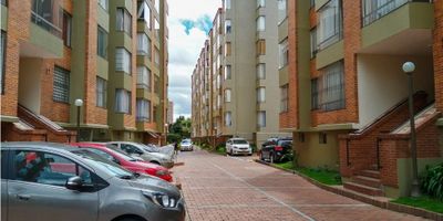 Código 966FR6984 Se vende bonito apartamento en Colina Campestre, conjunto cerrado, con vista interior. Consta de tres habitaciones, dos baños, sala Comedor, Cocina integral con zona de ropas. Un parqueadero cubierto. Quinto Piso SIN ASCENSOR. Precio negociable. 
