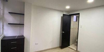 Descubre esta elegante casa con 4 habitaciones y 4 baños en . Con un diseño moderno y funcional, cuenta con closet, baño auxiliar, calentador y piso de madera laminada. La cocina tipo americano y la iluminación natural crean un ambiente acogedor. Además, disfruta de seguridad las 24 horas, acceso pavimentado y cercanía a colegios, universidades y zona comercial. Ideal para inversión, ¡no pierdas la oportunidad de vivir en este exclusivo loft!