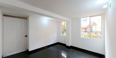 Este apartamento es de esos que sorprenden: bien distribuido, iluminado y con espacios que se sienten acogedores desde el primer momento. Un lugar perfecto para quienes buscan comodidad y un conjunto con excelentes zonas comunes.

Características del inmueble
Cocina integral, zona de lavado, iluminación natural, espacios cómodos, excelente ventilación.

 
