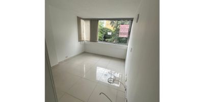 ? AMBIENTE INMOBILIARIO TE PRESENTA EN RENTA UN AMPLIO APARTAMENTO EN LAURELES CERCA AL EXITO
? Excelente ubicación – Cerca a la Iglesia de la Consolata

✨ Apartamento amplio, iluminado y con excelente distribución

? Área: 105 m²
? Ubicación: Apto 301 (por escaleras)
 

?️ Distribución


 
 3 habitaciones con ventanales dobles y vista a la calle
 
 
 2 baños completos:

 
  
  ? Privado en habitación principal
  
  
  ? Social completo
  
 
 
 
 1 medio baño adicional (solo sanitario)
 


? Cocina y servicios


 
 Cocina amplia con red de gas
 
 
 Calentador a gas para duchas
 


? Seguridad y acceso


 
 Ingreso con huella dactilar y tarjeta
 
 
 ? Sistema de circuito cerrado de TV (CCTV)
 
 
 ? Unidad cerrada con ambiente tranquilo y familiar
 


?️ Parqueadero


 
 Espacio para automóvil
 


? Detalles destacados

✔️ Excelente iluminación natural
✔️ Ventanales amplios en todas las áreas
✔️ Zona residencial segura y silenciosa

? Cercanías y accesos


 
 ⛪ Iglesia La Consolata
 
 
 ? Supermercados, restaurantes y cafés
 
 
 ? Centros comerciales y Mall de Laureles
 
 
 ? Cercano a colegios y universidades
 
 
 ⛽ Estaciones de servicio
 
 
 ?️ Fácil acceso por la Av. San Juan
 
 
 ? Transporte público al frente de la unidad
 


? Contáctanos para más información o agendar visita:
? WhatsApp - Cristian Camilo Pamplona
Ambiente Inmobiliario – Tu nuevo hogar te espera ?
