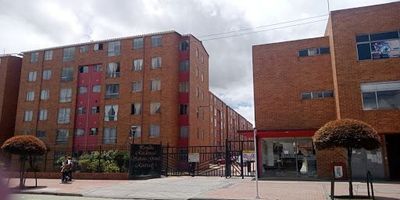 Hermoso apartamento de 40 m ubicado en el conjunto cerrado Sabana Grande Reservado 1. Cuenta con sala-comedor, dos habitaciones, una con clóset, cocina integral a gas natural y una excelente distribución que permite una gran iluminación natural. Se encuentra en la localidad de Fontibón, barrio Zona Franca, en vía secundaria, estrato 2. Muy cerca de la Calle 13 Avenida Centenario, paraderos del SITP y rutas alimentadoras hacia el Portal El Dorado. En el sector encontrarás colegios, restaurantes, supermercados y farmacias. Cualquier información adicional contáctenos al número 3185778255 o al correo electrónico claudia.sanchezinmobiliariabogota.com. El equipo de Inmobiliaria Bogotá está comprometido a brindar una experiencia de vida excepcional para nuestros clientes desde el momento en que se unen a nuestra comunidad. 