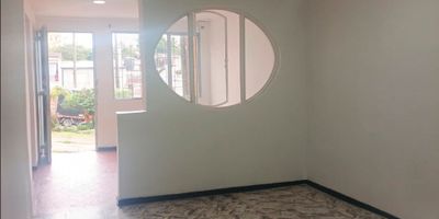 Disponible en arrendamiento agradable apartaestudio ubicado en un barrio residencial de la ciudad, con muy buena accesibilidad a transporte público. Cuenta con: 1 alcoba con closet, sala comedor, estudio o garaje, cocina sencilla, 1 baño, zona de ropas y pisos en cerámica.

Código inmo: 3447 Manizales, Caldas 

