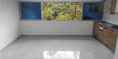 Esta casa de alquiler se encuentra en la hermosa ciudad de Manizales, en el departamento de Caldas. Con un área total de 75 M2 de terreno y 140 M2 de construcción, este inmueble ofrece una amplia y cómoda distribución para disfrutar de una vida en familia. Además, cuenta con 140 M2 de área privada, lo que garantiza privacidad y tranquilidad en todo momento.

Este hogar cuenta con 3 habitaciones, ideales para ofrecer un espacio independiente para cada miembro de la familia. Asimismo, cuenta con 4 baños, lo que asegura que nunca habrá problemas de espera. Además, esta propiedad es perfecta para aquellos amantes de los animales, ya que admite mascotas sin ningún inconveniente.

Las características internas de esta casa en alquiler son de primer nivel. Podrás encontrar armarios empotrados en cada habitación, proporcionando un buen almacenamiento para tu ropa y objetos personales. Los baños también están bien equipados, ofreciendo un baño auxiliar y un baño en la habitación principal. Además, cuenta con un calentador para que nunca te falte agua caliente y clósets adicionales para mayor organización.

La cocina integral es amplia y funcional, ideal para aquellos que aman cocinar. También cuenta con un depósito para mantener todos tus utensilios organizados y una doble ventana que permite una buena iluminación natural y ventilación. El servicio de agua, electricidad y gas domiciliario están incluidos en el alquiler.

Desde el interior de esta casa podrás disfrutar de una hermosa vista panorámica de la ciudad, gracias a su ubicación en un lugar privilegiado. Además, cuenta con un comedor auxiliar para compartir comidas en familia y un lavaplatos para mayor comodidad.

En cuanto a sus características externas, esta propiedad ofrece acceso pavimentado y parqueadero para visitantes, lo que garantiza que tus invitados siempre tengan un lugar para estacionar. Se encuentra cerca de colegios y universidades, ideales para familias con niños en edad