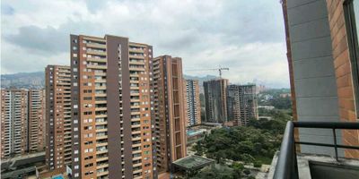 Apartamento en arriendo ubicado en San Germán, sector Robledo, una zona residencial de excelente proyección. Cuenta con 3 habitaciones, 2 baños, sala comedor con buena iluminación, cocina funcional y una vista agradable que aporta tranquilidad. Con fácil acceso a transporte, comercio y universidades, es una opción ideal para quienes buscan comodidad y ubicación estratégica.