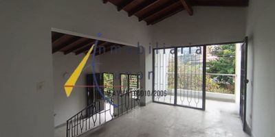 Arrendamos apartamento tercer piso ubicado en la castellana, cuenta con un area de 110 metros, sala, comedor, 4 alcobas, 4 closet, cocina semi integral,  red de gas, 2 baños  cabinados, 2 patios, balcon, piso en baldosa, estrato 4.https://www.inmobiliariatrianon.com/inmueble/6003