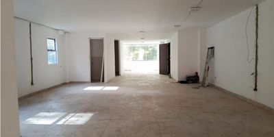 Local – Bodega u Oficina en Venta – Laureles

Se vende amplio local ideal para bodega u oficina en el sector de Laureles, con un área total de 170 m² distribuidos en:


 
 Salón abierto que ocupa el 80% del área
 
 
 2 baños
 
 
 Cocineta
 
 
 Patio cubierto
 
 
 Piso en cerámica
 


? Excelente ubicación, cerca a todo: centros comerciales, supermercados, tiendas y con fácil acceso a transporte público, rutas de buses y alimentadores del metro.

? Informes: 324 351 8103

 

 

 
