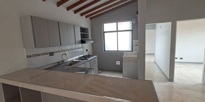 Cómodo Apartamento recién remodelado, consta de tres habitaciones, dos baños, el principal con ducha eléctrica, sala comedor, cocina integral con red a gas, No tiene Parqueadero, queda en un tercer piso sin ascensor, Edificio no cuenta con portería.