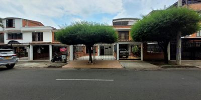 SE ALQUILA CASA, ubicada en el barrio ciudad 2000, consta: EN EL PRIMER PISO: sala comedor, cocina con gabinetes superiores e inferiores, sala de recibo, patio interno, baño social, ante jardín para 2 carros. SEGUNDO PISO, consta de 2 habitaciones cada una con su respectivo closet y baños, habitación principal con tina, la tercera habitación como  para estudio tiene closet y  baño. 
cerca a transporte publico, droguerías, panaderías. etc