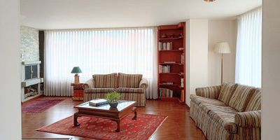 Pent-house dúplex, exterior esquinero, muy iluminado y caliente. Sala comedor, cocina, 
cuarto y baño de servicio. Estudio, sala de estar, cuatro alcobas (todas exteriores), tres baños 
más el social. Dos garajes independientes y un depósito. Parqueaderos de visitantes, 
gimnasio y vigilancia 24 horas.