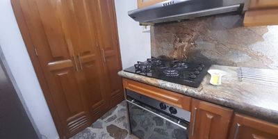 ¡Vive la comodidad y el estilo en esta espectacular casa en el corazón de Medellín! Con 250 m² de puro lujo, esta propiedad te ofrece todo lo que buscas para disfrutar de una vida plena y cómoda.
Inmueble para comercial y vivienda, para comercio valor $ 6.000.000, para vivienda $ 5.500.000.
Imagina despertar cada mañana en una de las 5 amplias y confortables alcobas, disfrutando de la tranquilidad que brinda este acogedor hogar. Cuenta con 4 modernos baños para que tú y tus invitados puedan alistarse con total privacidad.
La cocina integral y el cuarto útil te permitirán desarrollar tus habilidades culinarias y mantener tu hogar organizado. Relájate en la acogedora sala comedor o disfruta de una taza de café en el acogedor balcón.
Además, esta propiedad cuenta con 5 prácticos closets, calentador de agua y una cómoda zona de ropas. ¡Todo lo que necesitas para vivir en un verdadero oasis de comodidad!
Ubicada en el exclusivo barrio Estadio, esta casa te brinda la mejor conexión con los p