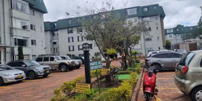 Descubre la comodidad en este lindo apartamento en piso 5. Consta de Sala-comedor, cocina cerrada a gas y lavanderia, cuarto y baño de servicio, 3 habitaciones y 2 baños. Con 88 m2, este espacio ofrece un ambiente acogedor y funcional para tu familia. Además, cuenta con 1 parqueadero. Sin ascensor. Con salon social, parqueadero de visitantes, parque infantil, jardines, vigilancia 24-7. Vive la experiencia de un hogar moderno y bien distribuido en este exclusivo inmueble. Excelentes vias de acceso y transporte público.