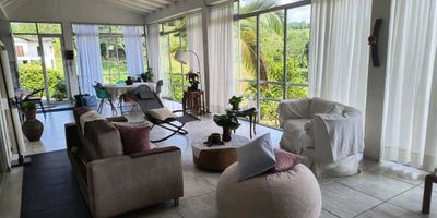 Aprovecha al máximo la tranquilidad y la belleza natural que te brinda este espectacular inmueble en venta: una cabaña ubicada en , en una zona campestre que te garantiza el descanso y la comodidad que estás buscando. Con un área total de 1086 metros cuadrados y una construcción de 144 metros cuadrados, podrás disfrutar de un amplio espacio para ti y tu familia.

En su interior, esta cabaña cuenta con 3 cómodas alcobas y 4 baños, perfectos para acomodar a tus seres queridos y ofrecerles la máxima privacidad. Además, cuenta con 4 garajes, por lo que nunca tendrás que preocuparte por el estacionamiento de tus vehículos.

Una de las grandes ventajas de esta cabaña es que es amoblada, por lo que podrás mudarte sin necesidad de preocuparte por el mobiliario. Además, cuenta con armarios empotrados en todas las habitaciones y baños en la habitación principal y auxiliar.

Si eres amante de la lectura o necesitas un espacio para trabajar en casa, esta cabaña cuenta con una biblioteca/estudio donde podrás disfrutar de la tranquilidad y concentración necesarias. También cuenta con características de lujo, como citófono/intercomunicador, cocina integral, comedor auxiliar y depósito.

Disfruta de la comodidad térmica en todo momento gracias a sus ventanas dobles y un suelo de cerámica/mármol que mantienen la temperatura ideal en cualquier época del año. Con puerta de seguridad y puerta eléctrica, tú y tu familia estarán siempre protegidos.

En la parte externa, la cabaña cuenta con acceso pavimentado y acceso para personas con discapacidad. En su amplio terreno, podrás encontrar árboles frutales y zonas verdes que le dan un toque natural y acogedor a la propiedad.

Para tu entretenimiento y relajación, esta cabaña cuenta con una piscina, jardín de techo y un área social donde podrás disfrutar de momentos inolvidables con tus seres queridos. La urbanización cerrada y el circuito cerrado de TV te brindan la seguridad que necesitas para viv