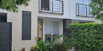 Bienvenidos a esta encantadora casa en clima caliente! Modernos acabados e iluminación natural. Consta de Sala comedor, cocina integral abierta a gas, lavanderia independiente. Con 3 habitaciones y 3 baños. 2 parqueaderos  frente de la casa. Lindas zonas comunes - club house, linda piscina, jardines y senderos naturales, parque infantil, salon social, parqueaderos visitantes, BBQ, vigilancia y porteria 24 horas. Imagina despertar cada mañana en este acogedor hogar, disfrutando de la luz natural que inunda cada rincón. Excelentes vias de acceso y cerca a Bogotá.