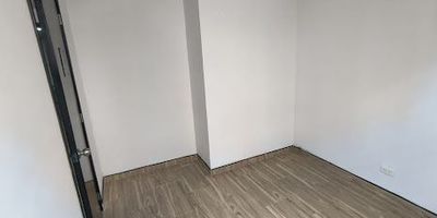 Arriendo  espectacular  apartamento para estrenar.   Piso 1 ,consta  de sala comedor , 3 habitaciones ,closet  en una de las habitaciones , cocina integral con mobiliario , baño social completo,  pisos  en cerámica .  patio cubierto con lavadero , calentador  a gas todo con excelentes acabados   conjunto cerrado con vigilancia 24 horas ,cerca  a vías  de acceso  ,iglesias , centros  educativos  y culturales , supermercados  , centros comerciales  contáctanos 