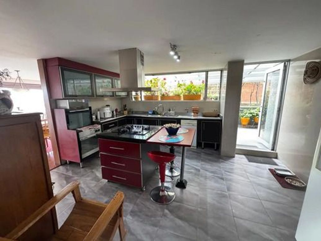 Apartamento de 3 alcobas en venta en Chico, Bogotá, 176 m² · foto 10 de 12