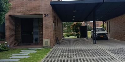 ¡Bienvenidos a esta increíble casa en venta! Con 3 habitaciones, 3 baños, cocina abierta, zona de ropas independiente, chimenea a gas, depósito, terraza cubierta y zona de BBQ, tanque de reserva de agua (lluvia), este hogar es perfecto para una familia en crecimiento. Con 111.85 metros cuadrados construidos, tendrás espacio más que suficiente para vivir cómodamente. Además, cuenta con 5 parqueaderos (dos cubiertos), ¡así que olvídate de preocuparte por dónde estacionar! Ubicada en una zona tranquila y segura, esta casa es el lugar ideal para crear nuevos recuerdos.  ¡No dejes pasar esta oportunidad y haz de esta casa tu nuevo hogar!