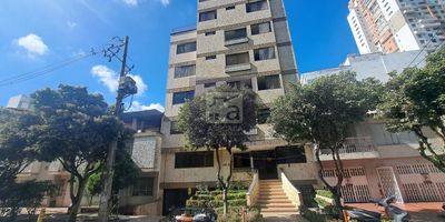 cod 4674 se arrienda apartamento en bucaramanga, 2 alcobas con closet, alcoba principal con baño, sala comedor, cocina integral, 1 baño auxiliar, zona de ropas, pisos ceramica, citofono, salon social, ascensor, parqueadero, valor admon ($325.300) a la fecha, pendiente definir con la administración del conjunto.