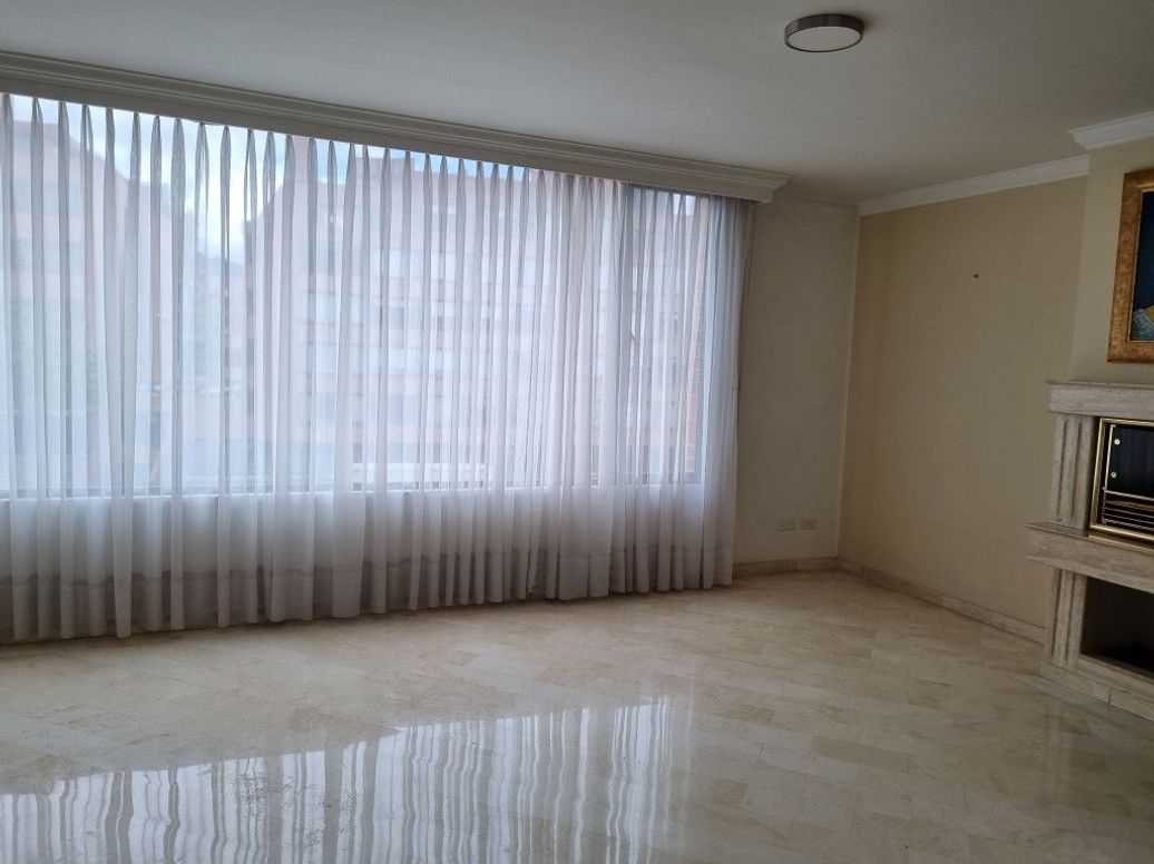Apartamento de 4 alcobas en venta en Santa Barbara Central, Bogotá, 231 m² · foto 3 de 20