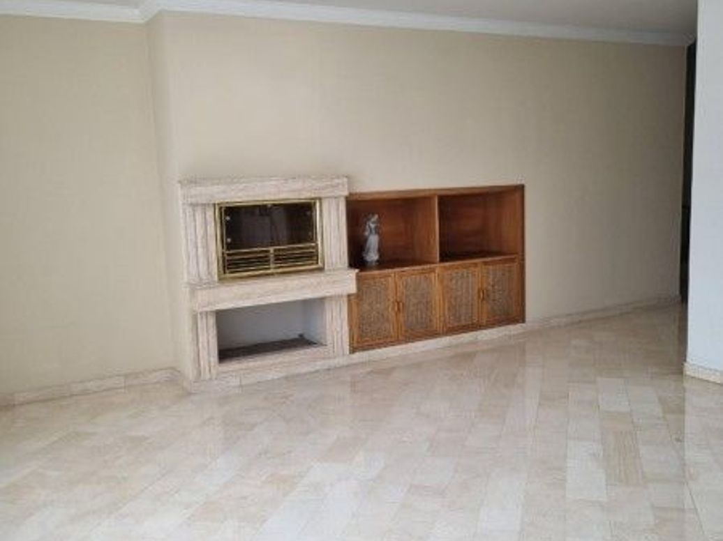 Apartamento de 4 alcobas en venta en Santa Barbara Central, Bogotá, 231 m² · foto 2 de 20