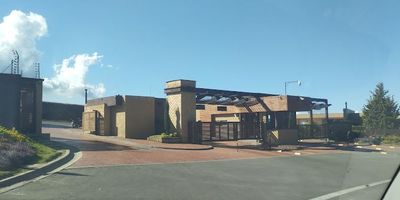 Espectacular lote de 2823.39 m2, linda vista en conjunto cerrado apto para construir vivienda campestre. El conjunto cuenta con todos los servicios públicos. Tiene áreas comunes tales como salón social, salón de pilates, cancha de tenis, golfito, puting green, gimnasio, caballerizas, senderos peatonales, zona BBQ, vigilancia 24/7, cctv, portería. Cerca al Liceo Frances Internacional de Bogotá e Iglesia Niño de Praga. Al sector se puede acceder mediante diferentes rutas de transporte público sobre la vía SOPO - LA CALERA.