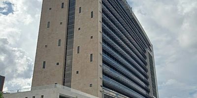 Espectacular LOCAL. 1er. piso en el Centro Empresarial Pontevedra. Plazoleta de comidas. Con Iluminación led, punto hidráulico con poceta, red contra incendios y gas con extractor de olores. El edifico es moderno con cómodas zonas y servicio de restaurantes. Tiene parqueaderos para visitantes  con portería y vigilancia 24 horas. Excelentes vías de acceso como Av. 68, Calle 80, Av. Boyacá, Av. Suba. Nota: Actualmente esta rentando.