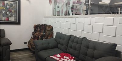 Te presentamos esta hermosa casa ubicada en una de las mejores zonas de Pereira, Risaralda. Con una amplia área construida de 134 M2, esta propiedad se convierte en el hogar ideal para ti y tu familia.

Cuenta con 3 acogedoras alcobas, perfectas para garantizar el descanso y la privacidad de cada miembro de la familia. Además, 3 baños completos, incluyendo uno en la habitación principal y un baño auxiliar, brindando comodidad y facilidad en tu rutina diaria.

Una de las ventajas de esta propiedad es que admite mascotas, lo que significa que tu fiel compañero de cuatro patas también será bienvenido en este hogar.

En cuanto a los servicios, podrás contar con una adecuada instalación de agua, electricidad y gas domiciliario, garantizando un hogar funcional y seguro para ti y tu familia.

La ubicación de esta casa también es privilegiada, ya que se encuentra cerca de centros comerciales, lo que te permitirá acceder fácilmente a una amplia variedad de tiendas y servicios. Además, su cercanía a la zona urbana te brinda una gran variedad de opciones para realizar actividades de ocio y entretenimiento.

Para las familias con niños, esta propiedad se encuentra también cerca de colegios y universidades, asegurando una educación de calidad para tus hijos.

El complejo donde se encuentra ubicada esta casa ofrece servicios adicionales como parqueadero para visitantes, parques cercanos y una refrescante piscina, perfecta para disfrutar en familia durante los días de verano.

La seguridad no será un problema, ya que la urbanización cuenta con portería y recepción, así como vigilancia las 24 horas del día, brindando tranquilidad y protección para ti y los tuyos.

Además, podrás disfrutar de una hermosa terraza y zonas verdes dentro de la urbanización cerrada, perfectas para relajarte y conectarte con la naturaleza sin salir de tu hogar.

¡No esperes más y convierte esta casa en tu nuevo hogar en una de las mejores zonas de Pereira! Contáctanos para