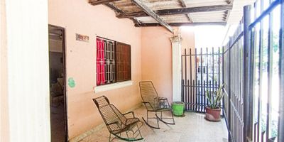 SE VENDE CASA BIEN UBICADA EN EL SECTOR CARRETERA CCC NUESTRO A ESTACION GASOLINA BARRIO CANTA CLARO VIA PLANETA RICA-MONTERIA, LA CASA SE ENCUETRA EN UN SECTOR DE PROYECCION COMERCIAL, DESTINADO PARA RESTAURANTE TODO TIPOS DE COMIDAS, LAVADEROS DE CARROS Y MOTOS, ALMACENES ó CUALQUIER NEGOCIO POR EL FLUJO DE VEHICULOS Y PERSONAS QUE TRANSITAN.

TIENE UN AREA 110 MT2, CON UN AREA DE FRENTE AMPLIO, CON LAS SIGUIENTES CARACTERISTICAS: UNA TERRAZA AMPLIA ENRREJADA, SALA, COMEDOR, TRES HABITACIONES UNA CON CLOSET, COCINA, UN BAÑO, UN PATIO AMPLIO.

SU PRECIO ES NEGOCIABLES, SE ESCUCHA OFERTAS.
