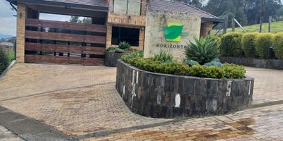 Espectacular lote en conjunto cerrado área de 2319.33 m2. (#75). Hermosa vista a la sabana, terreno ideal para construir una hermosa casa. Urbanización con excelente desarrollo, senderos peatonales, amplias zonas verdes, dos porterías, vigilancia y seguridad 24 horas. Cerramiento linderos eléctrico. Acometida servicios públicos.