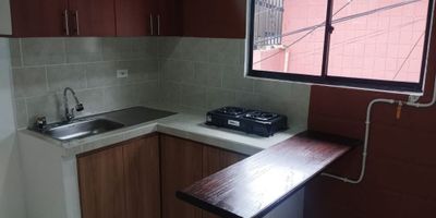 Descubre este encantador apartamento de 3 habitaciones y 1 baño en una zona residencial privilegiada. Al entrar, te recibirá un acogedor balcón que te invita a disfrutar de la vista. En su interior, encontrarás un baño auxiliar, amplios closets y una cocina semi integral equipada con cocina a gas. El piso en cerámica le da un toque moderno y fácil de limpiar. Además, cuenta con zona de ropas, sala-comedor y parqueadero para visitantes. Su ubicación sobre vía principal te brinda cómodas vías de acceso, cercanía a colegios, universidades, parques, supermercados, centros comerciales y transporte público. ¡No pierdas la oportunidad de vivir en este lugar lleno de comodidades y conveniencias!