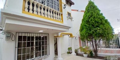 Comoda casa de dos plantas en Villa Carolina, consta de: 1er piso terraza enrejada que sirve de garaje, sala, comedor, estudio, baño social, cocina integral, patio con pergolas, labores, cuarto y baño de servicio; 2do piso tres alcobas, dos con closet, una con vestier, dos baños (principal y auxiliar).