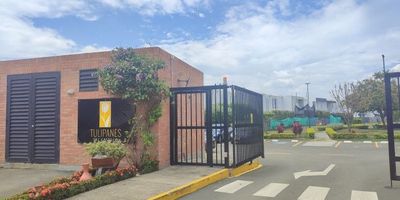 Vendo casa de dos plantas para estrenar en obra negra, Tulipanes del Castillo, Jamundí Valle. Lote 119 M2, construidos 82 M2. Piso 1: Sala comedor ampliada, cocina abierta tipo americano, baño completo, zona de oficios aparte, una habitación con closet y salida a la terraza, un patio que se conecta con la zona social del Conjunto y parqueadero para dos vehículos. Piso 2: Estudio o sala de TV con salida al balcón, habitación principal con baño, vestier y ventanal de piso a techo, habitación auxiliar con closet y balcón, una tercera habitación auxiliar con closet, baño de habitaciones. Parqueadero para dos vehículos. El Conjunto cuenta con vigilancia permanente, además tiene 14.432 m2 de zonas verdes comunes internas, salón social con cocineta y baños, piscinas para adultos y niños, senderos peatonales y zona infantil. A sólo 15 minutos del sur de Cali - Jamundí, con acceso desde la Vía Panamericana. Sector de alta valorización.