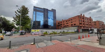 LOTE DE 796 M2 CON EXCELENTE UBICACION  AVENIDA 19 CON CALLE 103.  Vendemos lote esquinero en exclusiva zona del Norte de Bogotá. Usos permitidos Vivienda, Comercio, Sector Bancario, de Salud, Educativo.  Se puede construir hasta 7 pisos, con acometidas de servicios públicos.  Libre de hipotecas.  Se recibe Permutas hasta un 40%. 

Genera Renta