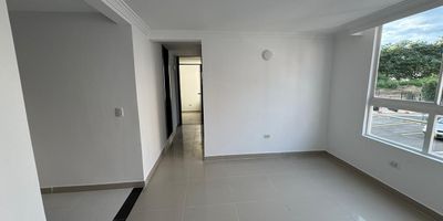 Apartamento de 59 m2 ubicado en un segundo piso sin ascensor con espacios comodos y buena distribucion. Cuenta con:

3 habitaciones
2 banos
Sala comedor
Cocina integral
Zona de ropas
Parqueadero

Estrato 3
Administracion 172000

El conjunto ofrece piscina zona BBQ juegos infantiles zona social vigilancia y facil acceso a transporte publico.

Precio 215000000