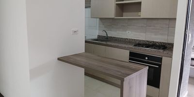 Apartamento de 75 m2 en primer piso con excelente distribucion y listo para entrega. Cuenta con:

3 habitaciones con closets
2 banos
Cocina integral
Sala comedor
Parqueadero techado

Administracion 340000
Estado Libre papeles al dia

Valor 240000000