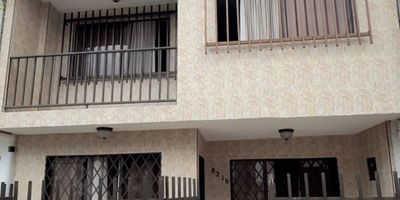 Ofrezco linda casa en en venta en el Barrio Comfenalco Paso del Comercio , 3 niveles con terraza, en pasaje, cerca a parqueadero comunitario o bahía de parqueo.
 Norte de Cali . 6m2 de frente por 15 con el antejardín. 
Está distribuida de la siguiente forma:
Primer nivel: Consta de sala comedor cocina habitación principal con baño, y baño social.
Segundo nivel consta de 3 habitaciones la principal con balcón, estudio,zona para hacer ejercicio, y baño completo.
Tercer nivel:  Está ubicada la zona de lavandería y terraza con techo.
Está estratégicamente ubicada,la zona de estación mío paso del comercio le dio una gran valorización.

Precio de venta: $319 MM  negociables.

Más información y cita al 321 665 0268.