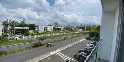 En el hermoso y acogedor municipio de Armenia, Quindío, se encuentra este espectacular apartaestudio para vender con una ubicación privilegiada. Con una superficie total de terreno, construida y privada de 40 M2, este inmueble ofrece un espacio confortable y funcional para vivir en plena comodidad en una de las zonas más tranquilas y residentes de la región.

El apartaestudio cuenta con una alcoba amplia y luminosa, perfecta para descansar después de un largo día de trabajo, y un baño con acabados modernos y de alta calidad. Además, cuenta con un garaje privado que te permitirá tener tu vehículo seguro y a pocos pasos de tu hogar.

Una de las ventajas más atractivas de este apartaestudio es su aptitud para mascotas, por lo que podrás compartir este espacio con tus queridas mascotas. También podrás disfrutar de un maravilloso balcón, ideal para disfrutar de la brisa y las vistas de la ciudad mientras te relajas.

En su interior, el apartaestudio tiene un diseño moderno y una distribución funcional, con detalles como una barra de estilo americano en la cocina, amplios clósets para almacenamiento, doble ventana que aísla el ruido y el frío, y suelos de cerámica/mármol que aportan elegancia y facilidad de limpieza.

Además, este inmueble cuenta con todos los servicios necesarios para una vida cómoda y práctica, como gas domiciliario, zona de lavandería y cocina completamente equipada. También ofrece la opción de hospedaje turístico para compartir con tus seres queridos o generar ingresos adicionales.

El apartaestudio está equipado con increíbles amenidades que te harán sentir como en un exclusivo resort. Entre ellas se encuentran un jacuzzi, sauna y turco para relajarse, y un sistema de vídeo por cable para entretenimiento en casa.

En el exterior, el apartaestudio se encuentra en un edificio con acceso pavimentado, ascensor y áreas sociales para compartir con tus vecinos. Además, está rodeado de centros comerciales, colegios y unive