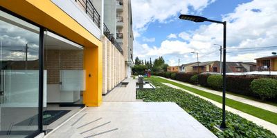 Apartamento en venta con un diseño funcional y acogedor. La zona social integra sala y comedor con un amplio balcón que aporta luz natural y ventilación. La cocina integral, semiabierta, ofrece un espacio moderno y práctico, conectada al área de lavado que cuenta con lavadero y espacio para equipos de lavado.

El inmueble dispone de baño social y tres habitaciones; la principal destaca por su amplitud, baño privado, balcón independiente y un cómodo walking closet. Incluye bodega y parqueadero cubierto, ideal para mayor organización y seguridad.

Una propiedad que combina confort, distribución inteligente y excelentes características para vivir o invertir.