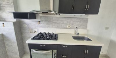 En el corazón de la zona residencial, se encuentra este elegante apartamento de 2 habitaciones y 2 baños. Con una cocina integral y piso en porcelanato, cada espacio ha sido cuidadosamente diseñado para brindar comodidad y funcionalidad. El vestier en la habitación principal y el closet en la habitación secundaria ofrecen amplio espacio de almacenamiento. El edificio cuenta con ascensor, piscina, zona infantil y vigilancia privada las 24 horas. Además, su ubicación privilegiada cerca de colegios, supermercados y parques lo convierte en el lugar ideal para disfrutar de una vida tranquila y conveniente. ¡Bienvenido a tu nuevo hogar!