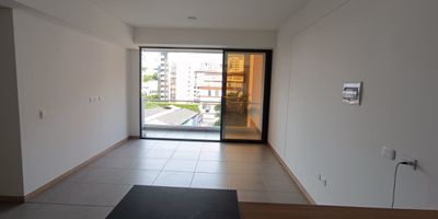 Apartamento en alquiler – Piso 7 | 65 m2

Si buscas estilo comodidad y una vista que inspira este apartamento para estrenar en Ittos 15 es para ti. Un espacio moderno calido y bien distribuido en uno de los sectores mas exclusivos de Pereira.

Lo que te enamorara:

Cocina integral con barra americana
Zona social con balcon y vista a Pinares
2 habitaciones principal con bano privado y closet
Bano social y zona de ropas
Parqueadero cubierto y vigilancia 24 7

Amenidades de lujo:

Piscinas salon social cine ping pong golfito sauna y turco
Piso 20 Jacuzzi y zona BBQ con vista 360 a Pereira y Dosquebradas
Gimnasio equipado y espacios de coworking
incluye la administracion