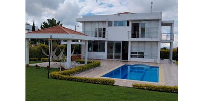 9667FR510

Ubicada en un sector campestre privilegiado a menos de una hora de Bogotá, en uno de los mejores condominios de Chinauta, esta encantadora y espectacular casa de lujo ofrece el equilibrio perfecto entre naturaleza, comodidad y recreación.

En un lote de 1008 mts2 y 328 m2 construidos, cuenta con amplios espacios de cocina, sala, star de tv y comedor. Sus 5 habitaciones, todas con baño privado y balcón, son bastante amplias, además cuenta con estudio con balcón, terraza para juegos de mesa, bbq, kiosco para hamacas, cancha de voleibol, piscina privada, cerramiento natural, árboles frutales y una vista panorámica 360 inigualable. Sus pisos son de porcelanato, los baños completamente enchapados, excelente ventanería, barandas en acero inoxidable, en general muy buenos acabados.

La casa tiene excelente iluminación natural, amplias áreas sociales exteriores y zonas verdes que rodean toda la propiedad. Su arquitectura combina calidez y frescura, ideal para fines de semana en familia, vacaciones prolongadas o incluso para vivirla a tiempo completo. Una excelente inversión.

El conjunto tiene vigilancia 24 horas, kiosco, piscina, bbqs, cancha múltiple, zonas verdes, gimnasio ecológico y un mirador espectacular. 

Fusagasugá está situada a menos de una hora de Bogotá, es conocida como la ciudad jardín de Colombia por sus hermosos paisajes y atardeceres, actualmente se considera como el nuevo barrio templado de Bogotá por su cercanía y su llegada por autopista de 3 carriles.

Una oportunidad única para quienes buscan un verdadero refugio campestre con muy buenas amenidades, un ambiente relajado y una inversión inteligente.
