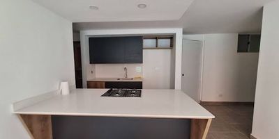 Apartamento con 2 alcobas familiares más estudio o 3 alcoba, salón comedor, 2 baños completos cabinados, cocina integral , zona de ropas, lleno de luz natural y rodeado de verde.. Unidad ubicada en la estratégica zona de El Porvenir Rionegro, lo que lo convierte en una excelente opción para aquellos que buscan un lugar tranquilo, campestre y con fácil acceso a servicios, transporte público y cicloruta. Cerca al Centro Comercial San Nicolás, hospitales, Mall Río del Este, patinódromo, supermercados y colegios, ideal para aquellos que buscan comodidad y accesibilidad. Unidad en proceso de terminación de obra.